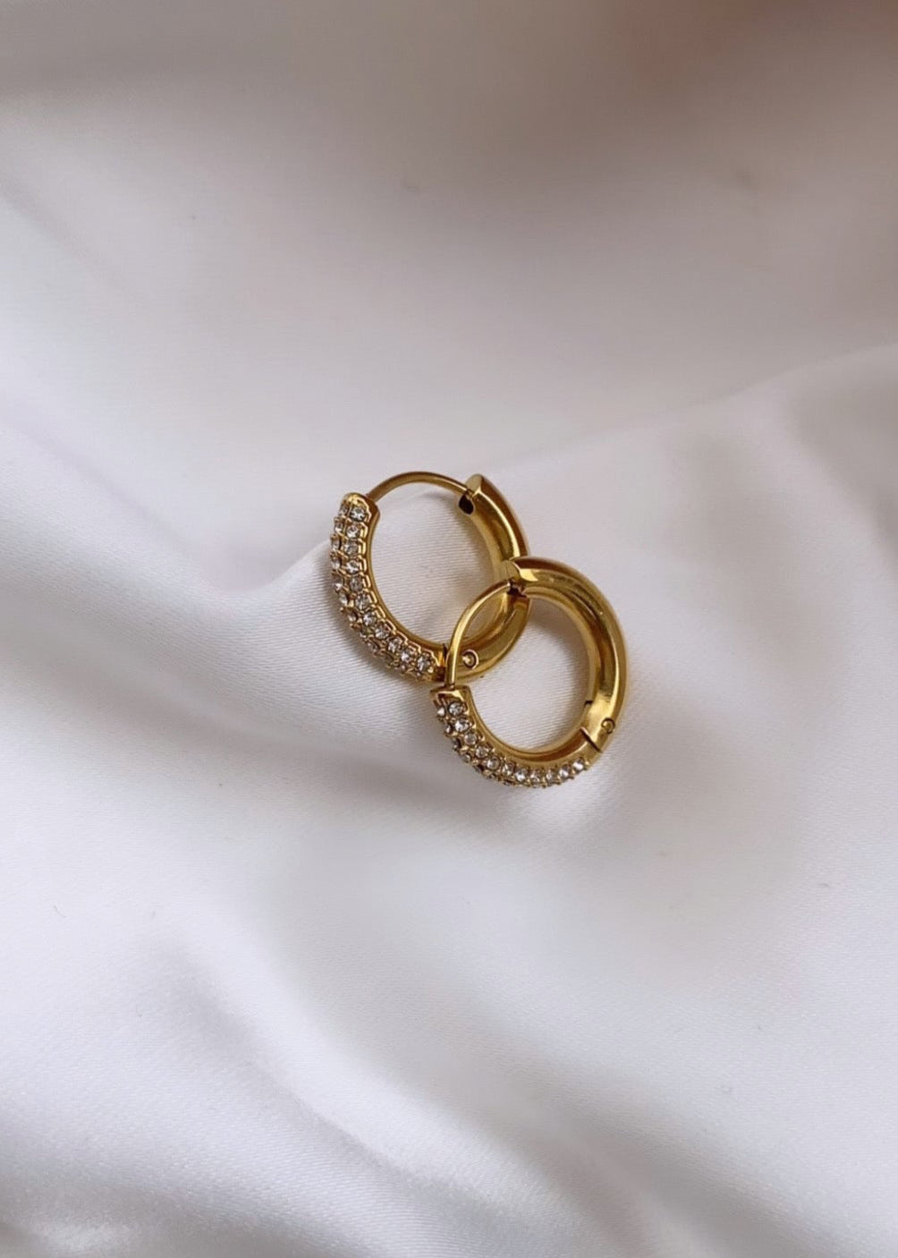 Gouden hoop oorbellen met zirconia steentjes – stainless steel oorringen dames op ivoorkleurig satijn | Haydée Jewelry