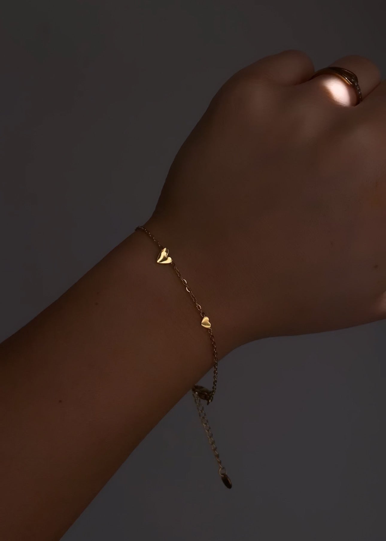 Gouden hand chain dames om hand  fijne stainless steel handketting met hartjes details | Haydée Jewelry