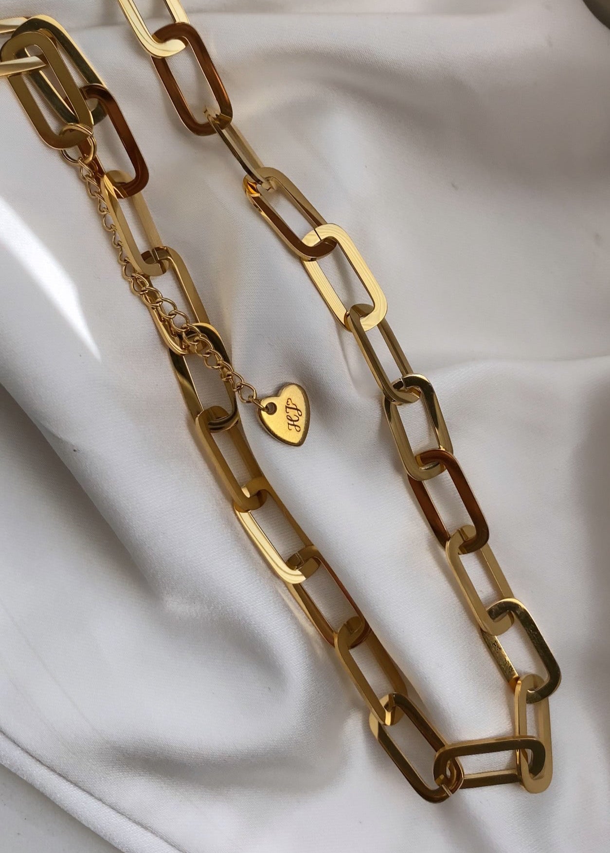 Gouden schakel ketting dames – stainless steel paperclip necklace met hartbedel op ivoorkleurig satijn | Haydée Jewelry
