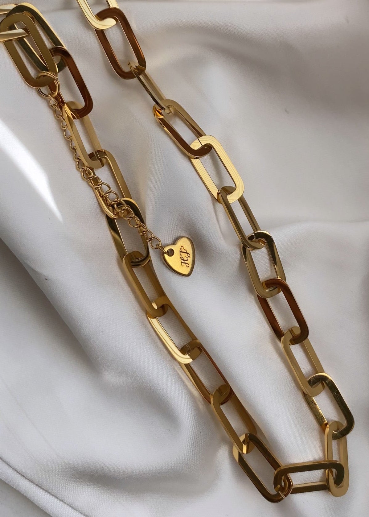 Gouden schakel ketting dames – stainless steel paperclip chain met hartbedel op ivoorkleurig satijn | Haydée Jewelry