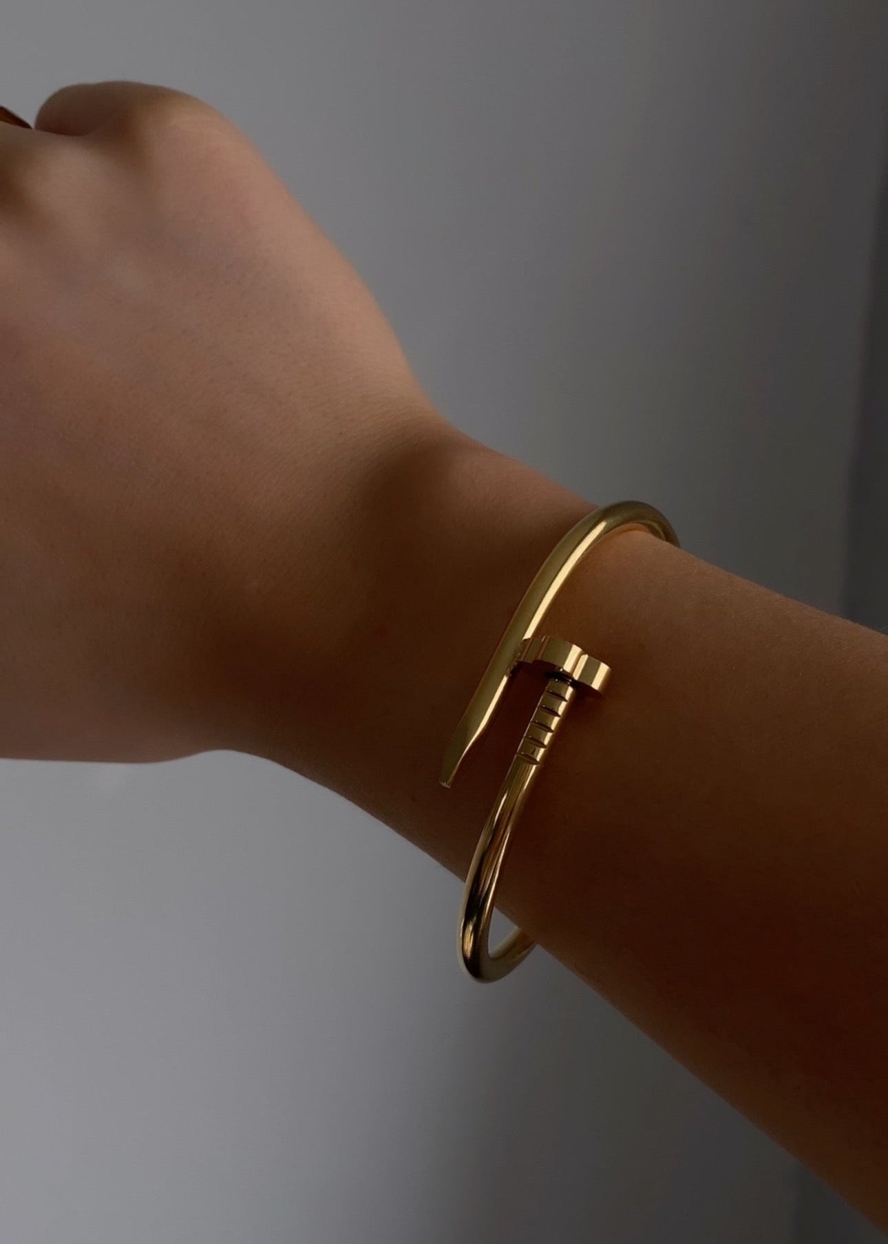 “Gouden spijker armband om pols – minimalistische open bangle van roestvrij staal in luxe design | Haydée Jewelry”