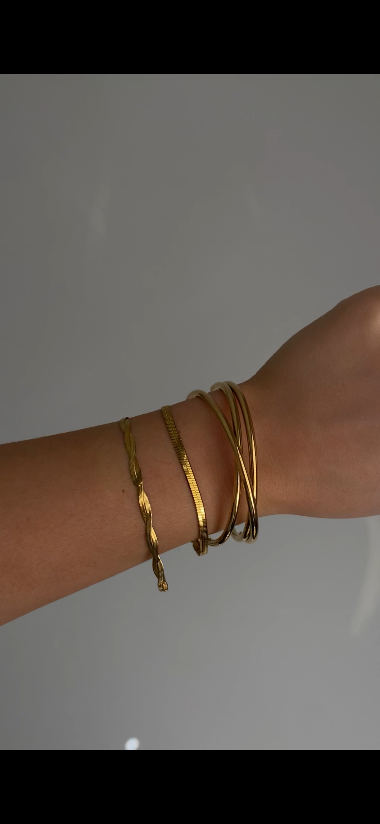 “Gouden armbanden set om pols – minimalistische stainless steel bangles in layered stijl voor dames | Haydée Jewelry”