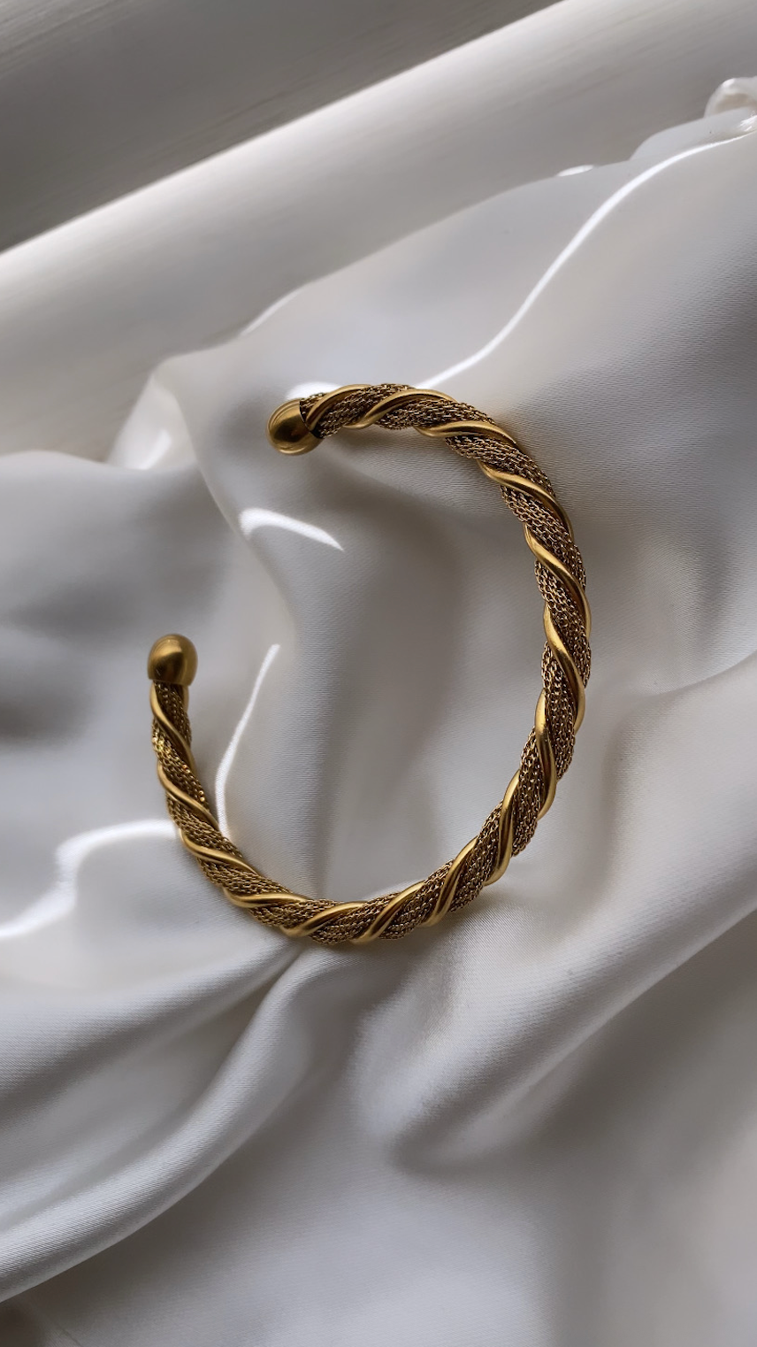 De Twisted Cuff Bracelet
